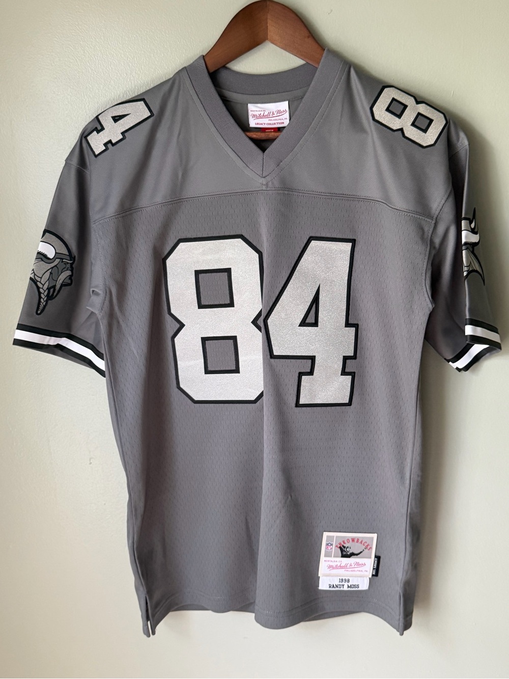 Mitchell & Ness Kids Gray #84 Football Jersey - Randy Moss
